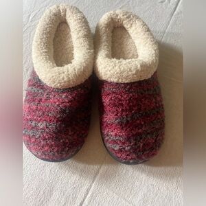 Dearfoam slippers- fleece insoles.. women's size 7 -